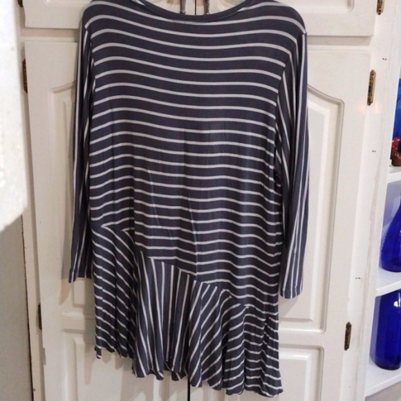 Cato Gray striped Round Neckline Top with ruffle bottom Size Women's Large - Picture 3 of 4